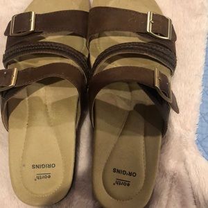 Earth brown leather sandal.